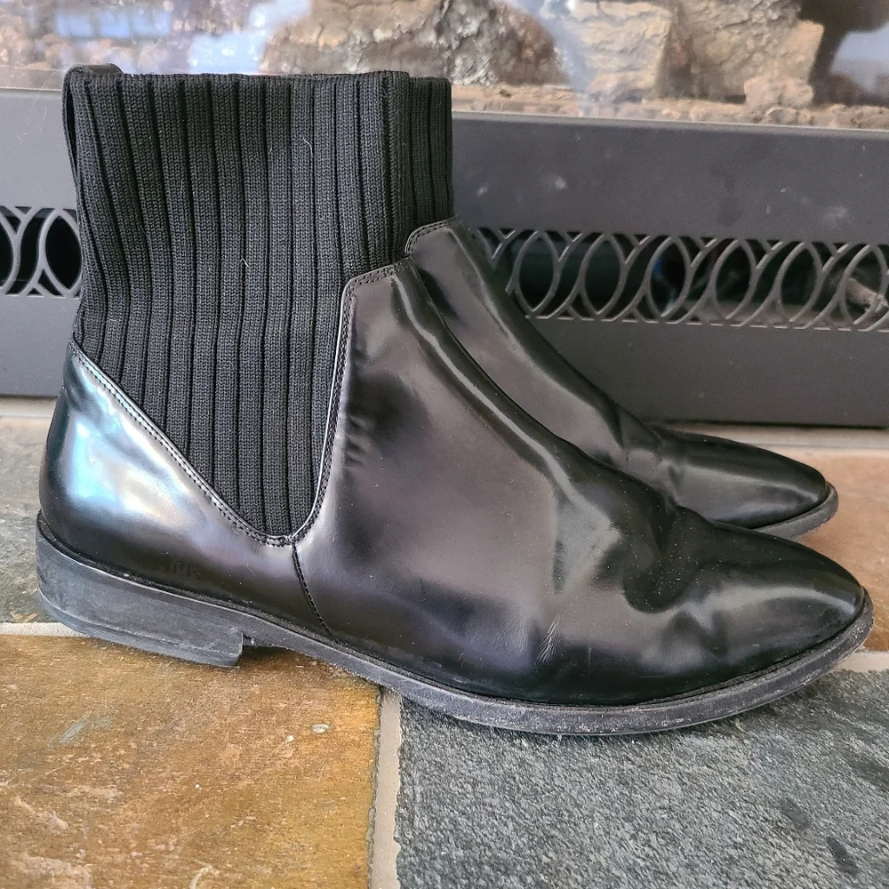 Vince Black Women's Perlow Patent Leather Booties size 9.5 1 inch heel